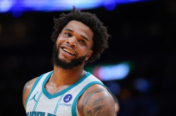 世界杯比赛直播地址-漏勺表现！迈尔斯·布里奇斯13中5得11分 正负值-29全场最低