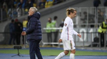 王勤伯：逼近不胜纪录的德尚和正在失控的法国队